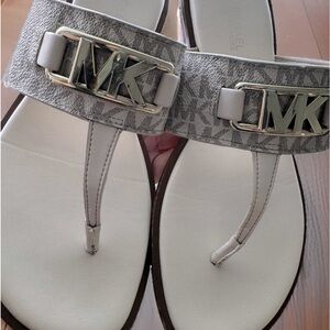 MICHAEL MICHAEL KORS White sandals size 6 (with clutch)